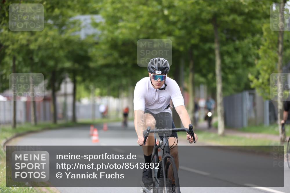 10.08.2025 - GEWOBA Citytriathlon Bremen Yannick Fuchs http://msf.ph/oto/8543692 10.08.2025 12:51:43 Radfahren 575, 604, 680, 822, 855 meine-sportfotos.de
