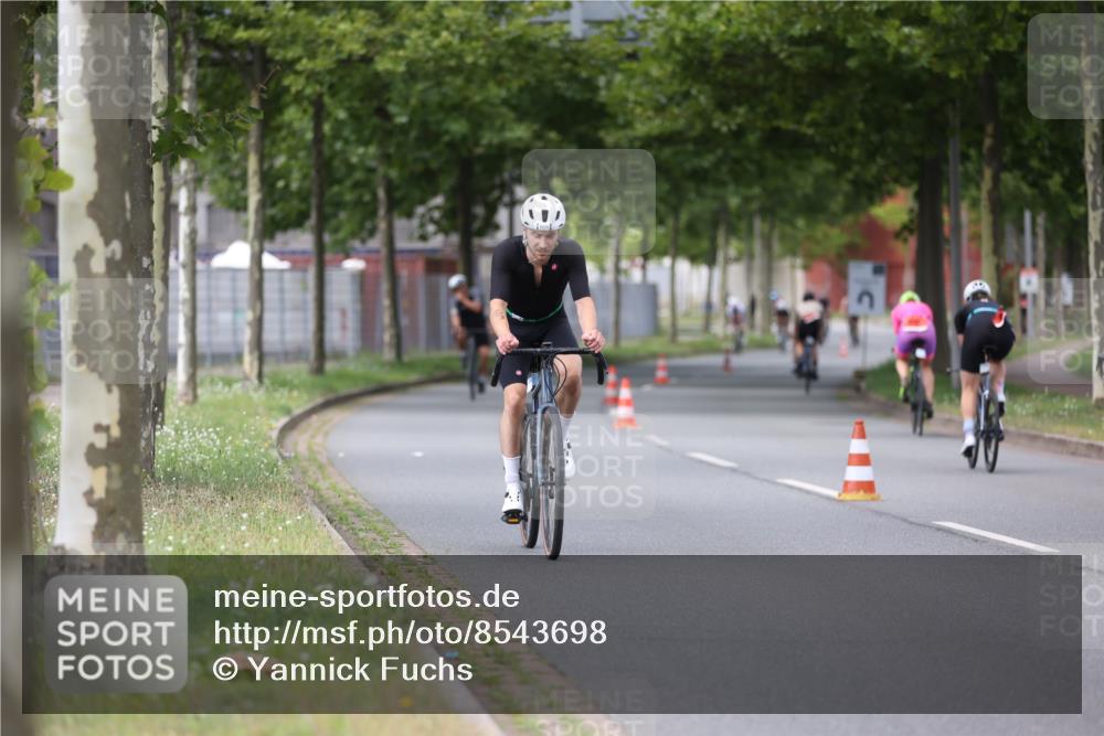 10.08.2025 - GEWOBA Citytriathlon Bremen Yannick Fuchs http://msf.ph/oto/8543698 10.08.2025 12:51:56 Radfahren 604, 664, 680, 973, 977, 1017 meine-sportfotos.de