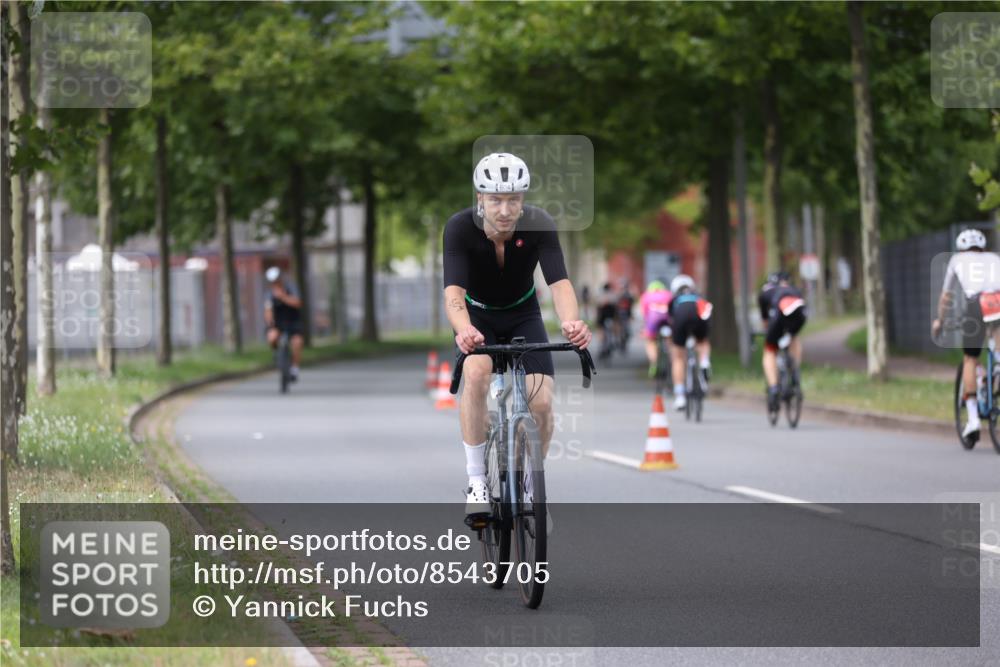 10.08.2025 - GEWOBA Citytriathlon Bremen Yannick Fuchs http://msf.ph/oto/8543705 10.08.2025 12:51:57 Radfahren 604, 664, 680, 738, 973, 977, 1017 meine-sportfotos.de