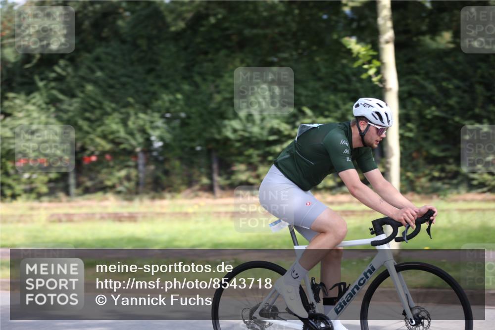 10.08.2025 - GEWOBA Citytriathlon Bremen Yannick Fuchs http://msf.ph/oto/8543718 10.08.2025 10:52:16 Radfahren 137, 349, 355, 390, 392, 394, 479 meine-sportfotos.de