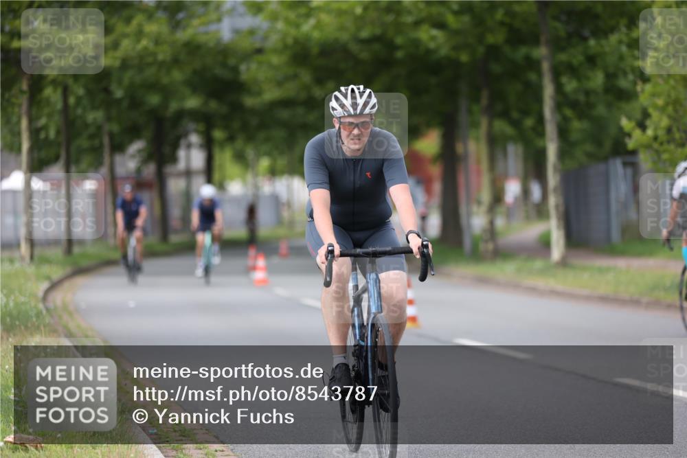10.08.2025 - GEWOBA Citytriathlon Bremen Yannick Fuchs http://msf.ph/oto/8543787 10.08.2025 12:52:11 Radfahren 664, 708, 738, 891, 905, 973, 977, 1017, 1037 meine-sportfotos.de