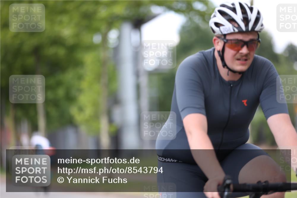 10.08.2025 - GEWOBA Citytriathlon Bremen Yannick Fuchs http://msf.ph/oto/8543794 10.08.2025 12:52:12 Radfahren 603, 664, 708, 738, 858, 891, 905, 973, 977, 1017, 1037 meine-sportfotos.de