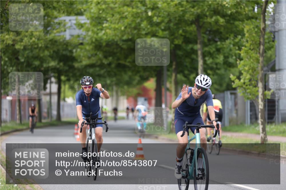 10.08.2025 - GEWOBA Citytriathlon Bremen Yannick Fuchs http://msf.ph/oto/8543807 10.08.2025 12:52:14 Radfahren 599, 603, 701, 708, 738, 858, 891, 905, 973, 977, 1017, 1037 meine-sportfotos.de
