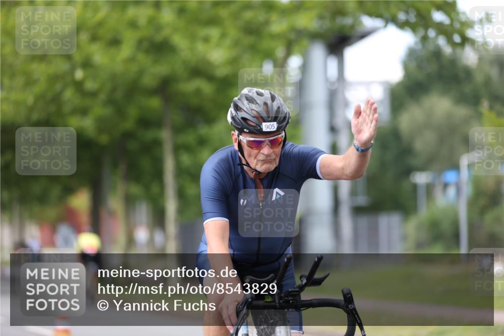 10.08.2025 - GEWOBA Citytriathlon Bremen Yannick Fuchs http://msf.ph/oto/8543829 10.08.2025 12:52:15 Radfahren 599, 603, 701, 708, 738, 834, 858, 891, 905, 973, 977, 1017, 1037 meine-sportfotos.de