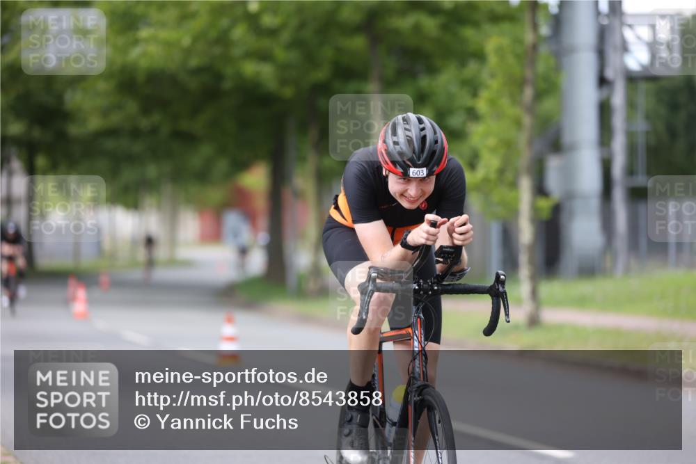 10.08.2025 - GEWOBA Citytriathlon Bremen Yannick Fuchs http://msf.ph/oto/8543858 10.08.2025 12:52:21 Radfahren 599, 603, 639, 701, 708, 738, 834, 858, 891, 905, 1017, 1037 meine-sportfotos.de