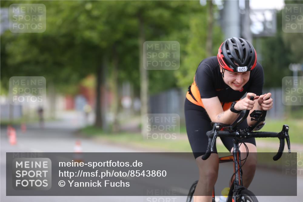 10.08.2025 - GEWOBA Citytriathlon Bremen Yannick Fuchs http://msf.ph/oto/8543860 10.08.2025 12:52:22 Radfahren 599, 603, 639, 701, 708, 738, 834, 858, 891, 905, 1037 meine-sportfotos.de