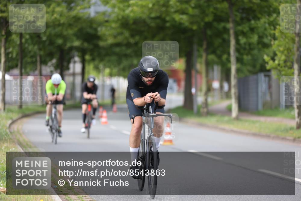 10.08.2025 - GEWOBA Citytriathlon Bremen Yannick Fuchs http://msf.ph/oto/8543863 10.08.2025 12:52:23 Radfahren 599, 603, 639, 701, 708, 834, 858, 891, 905, 1037 meine-sportfotos.de