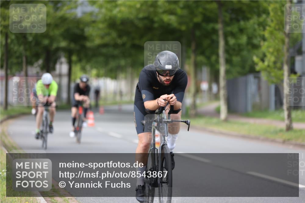 10.08.2025 - GEWOBA Citytriathlon Bremen Yannick Fuchs http://msf.ph/oto/8543867 10.08.2025 12:52:23 Radfahren 599, 603, 639, 701, 708, 834, 858, 891, 905, 1037 meine-sportfotos.de