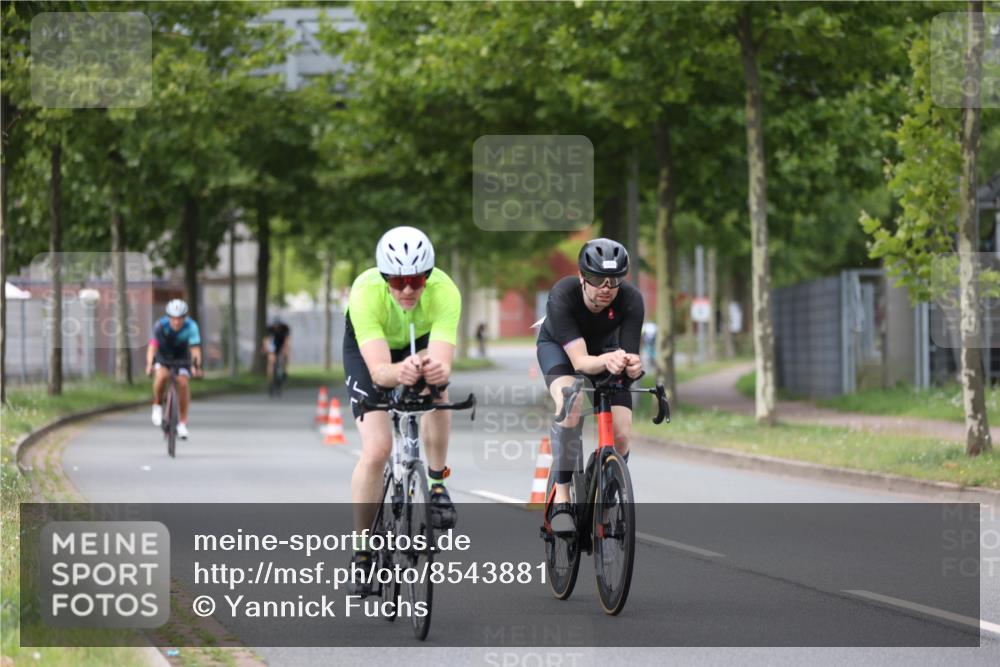 10.08.2025 - GEWOBA Citytriathlon Bremen Yannick Fuchs http://msf.ph/oto/8543881 10.08.2025 12:52:24 Radfahren 599, 603, 639, 701, 834, 858, 891, 905, 1037 meine-sportfotos.de