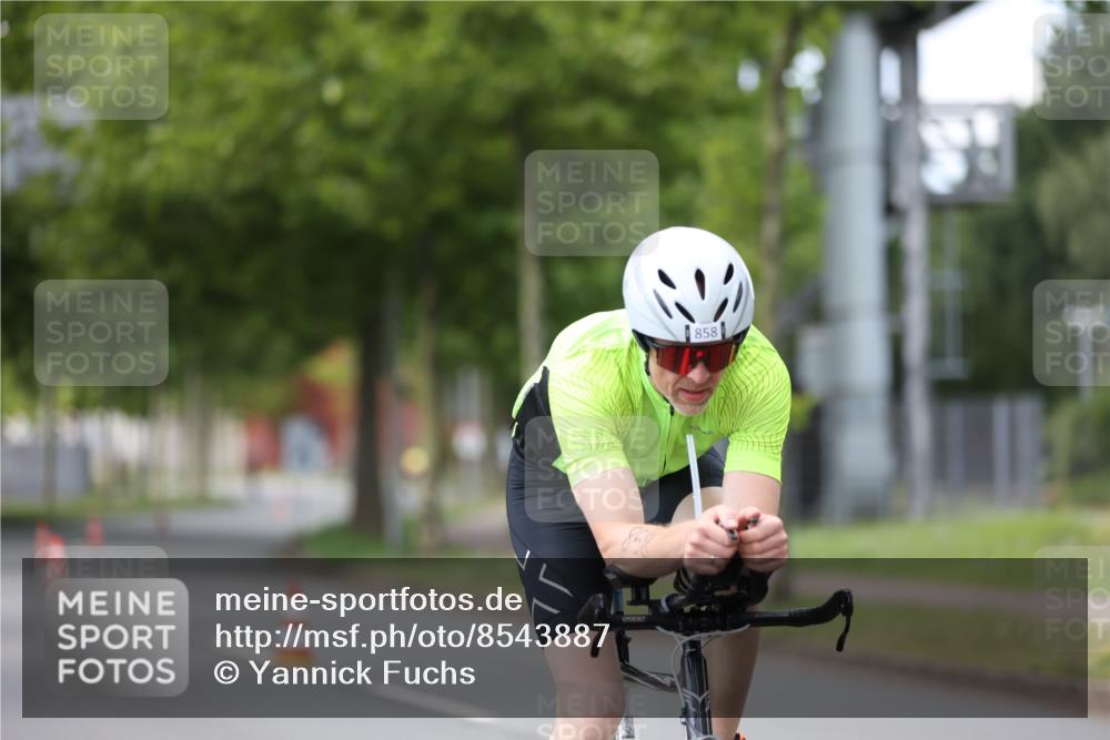 10.08.2025 - GEWOBA Citytriathlon Bremen Yannick Fuchs http://msf.ph/oto/8543887 10.08.2025 12:52:25 Radfahren 599, 603, 639, 701, 834, 858, 891, 905, 1037 meine-sportfotos.de