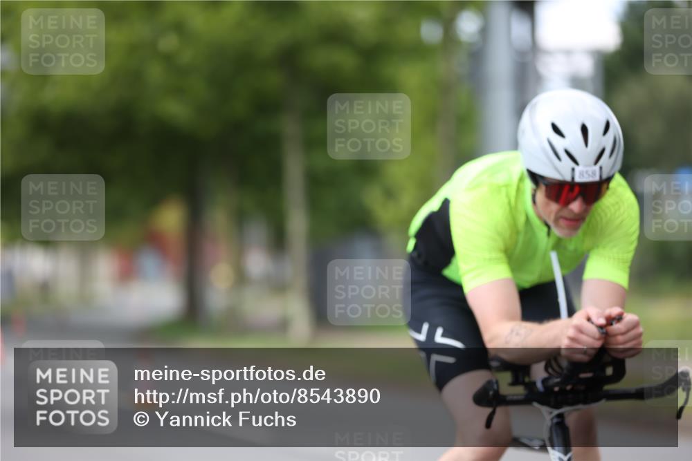 10.08.2025 - GEWOBA Citytriathlon Bremen Yannick Fuchs http://msf.ph/oto/8543890 10.08.2025 12:52:25 Radfahren 599, 603, 639, 701, 834, 858, 891, 905, 1037 meine-sportfotos.de
