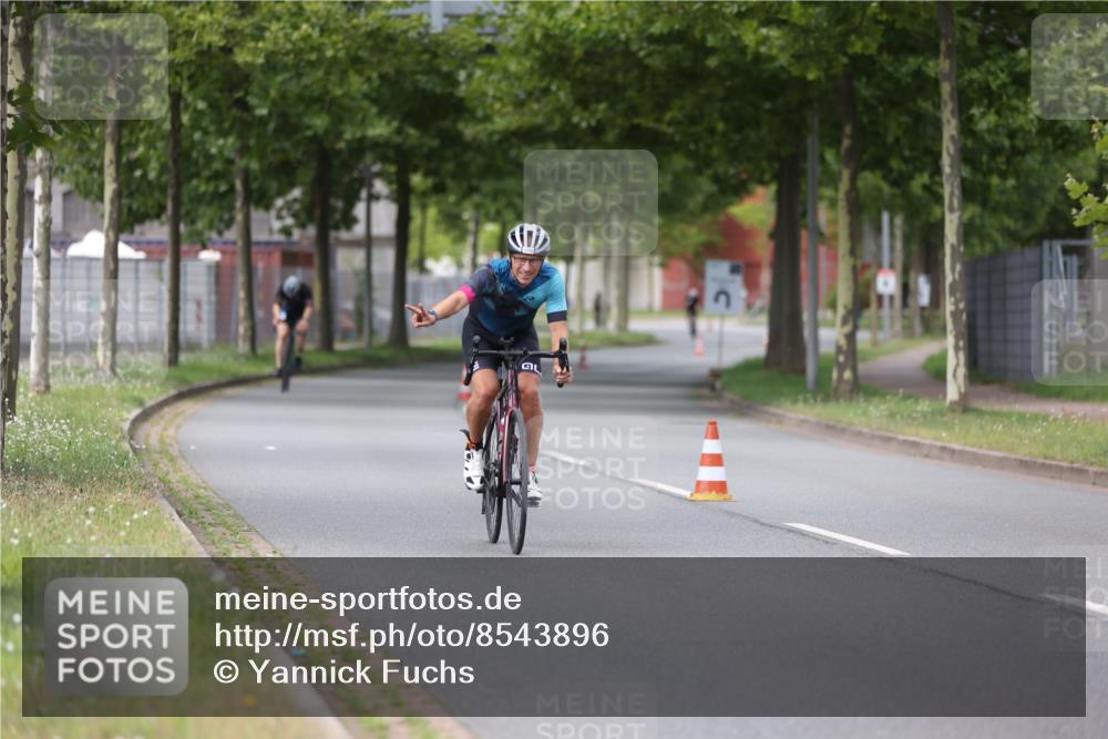 10.08.2025 - GEWOBA Citytriathlon Bremen Yannick Fuchs http://msf.ph/oto/8543896 10.08.2025 12:52:26 Radfahren 599, 603, 639, 701, 834, 858, 891, 1037 meine-sportfotos.de