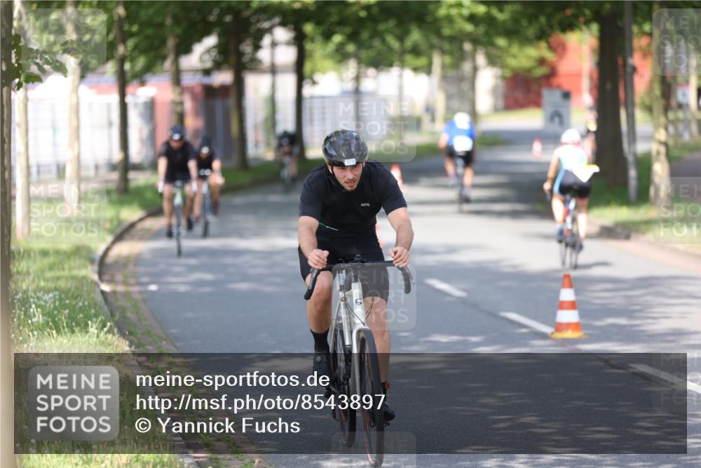 10.08.2025 - GEWOBA Citytriathlon Bremen Yannick Fuchs http://msf.ph/oto/8543897 10.08.2025 10:54:53 Radfahren 33, 85, 373, 378, 452, 456 meine-sportfotos.de