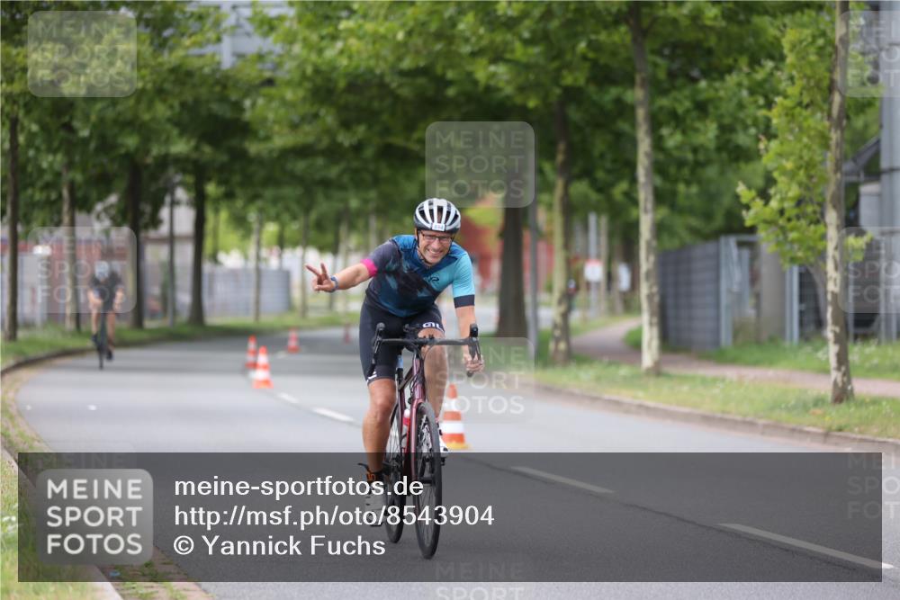 10.08.2025 - GEWOBA Citytriathlon Bremen Yannick Fuchs http://msf.ph/oto/8543904 10.08.2025 12:52:27 Radfahren 599, 603, 639, 701, 834, 858, 891, 1037 meine-sportfotos.de