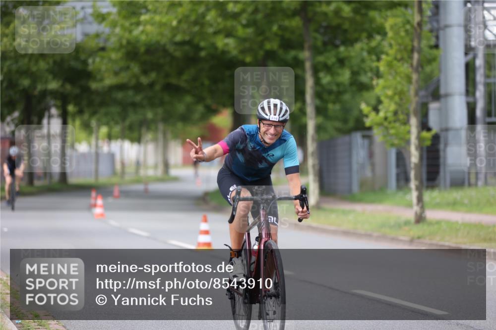 10.08.2025 - GEWOBA Citytriathlon Bremen Yannick Fuchs http://msf.ph/oto/8543910 10.08.2025 12:52:27 Radfahren 599, 603, 639, 701, 834, 858, 891, 1037 meine-sportfotos.de