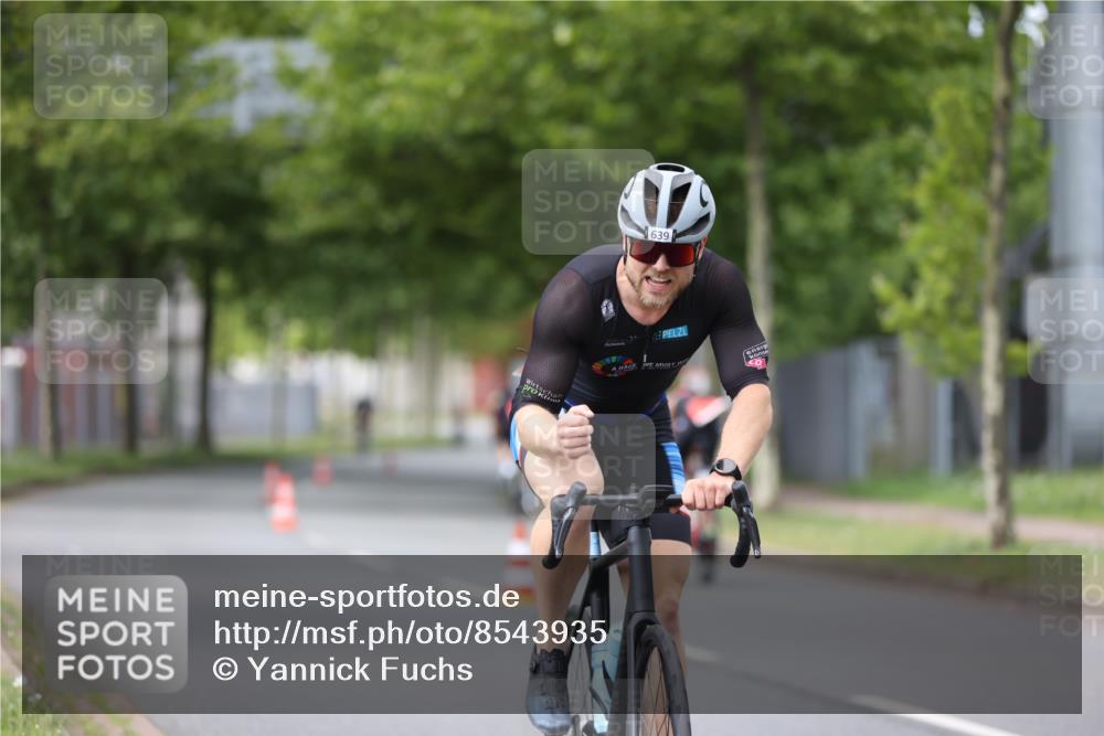 10.08.2025 - GEWOBA Citytriathlon Bremen Yannick Fuchs http://msf.ph/oto/8543935 10.08.2025 12:52:31 Radfahren 579, 599, 603, 639, 686, 701, 834, 858, 891 meine-sportfotos.de