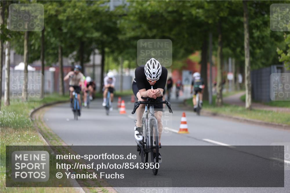 10.08.2025 - GEWOBA Citytriathlon Bremen Yannick Fuchs http://msf.ph/oto/8543950 10.08.2025 12:52:41 Radfahren 565, 579, 635, 639, 642, 686, 763, 915, 919, 956 meine-sportfotos.de