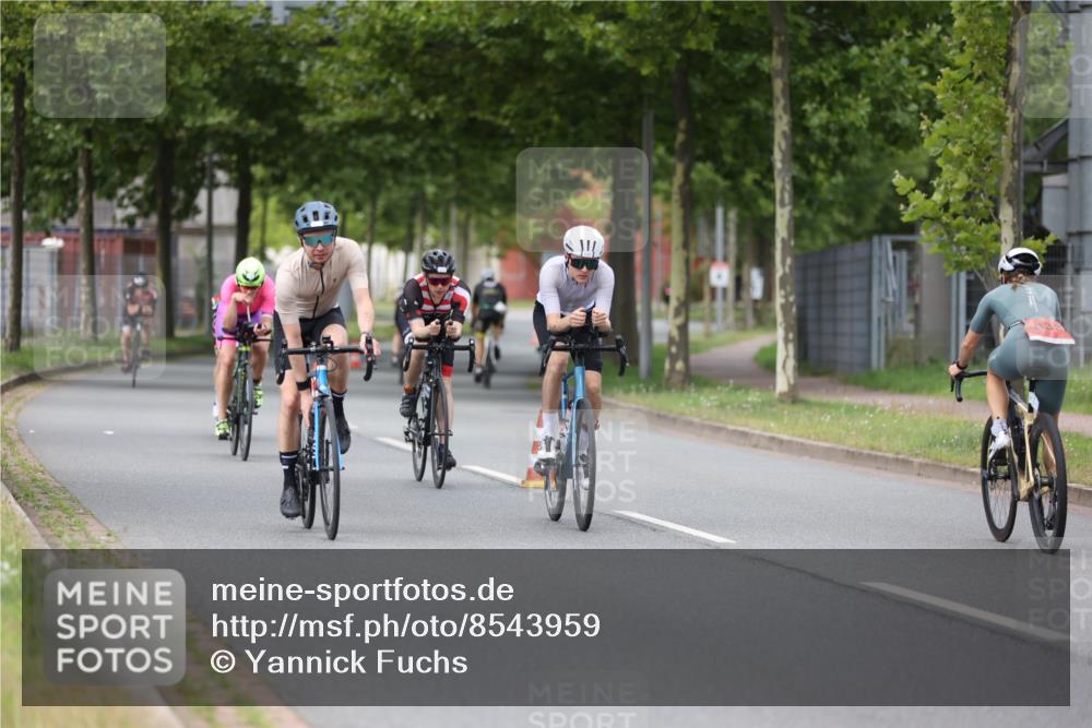 10.08.2025 - GEWOBA Citytriathlon Bremen Yannick Fuchs http://msf.ph/oto/8543959 10.08.2025 12:52:43 Radfahren 565, 579, 635, 639, 642, 686, 763, 915, 919, 956 meine-sportfotos.de