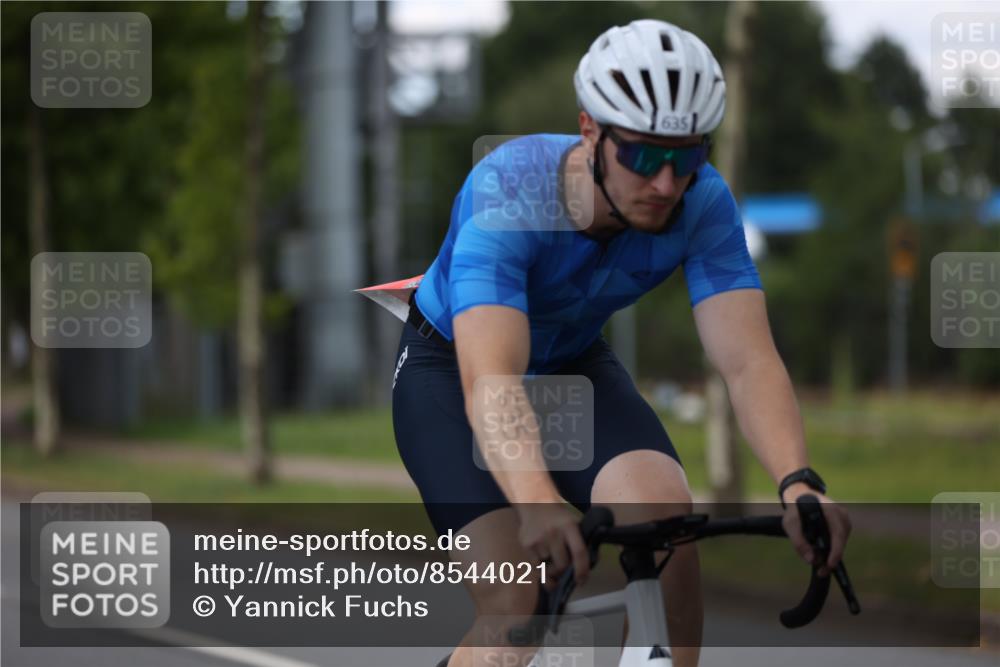10.08.2025 - GEWOBA Citytriathlon Bremen Yannick Fuchs http://msf.ph/oto/8544021 10.08.2025 12:52:52 Radfahren 565, 579, 635, 642, 686, 763, 895, 915, 919, 956 meine-sportfotos.de