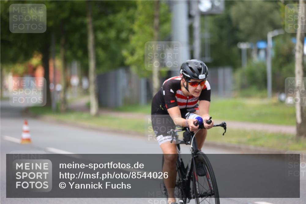 10.08.2025 - GEWOBA Citytriathlon Bremen Yannick Fuchs http://msf.ph/oto/8544026 10.08.2025 12:52:55 Radfahren 565, 635, 642, 686, 763, 833, 895, 915, 919, 956 meine-sportfotos.de