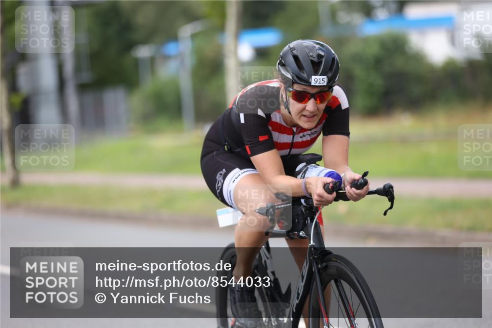 10.08.2025 - GEWOBA Citytriathlon Bremen Yannick Fuchs http://msf.ph/oto/8544033 10.08.2025 12:52:55 Radfahren 565, 635, 642, 686, 763, 833, 895, 915, 919, 956 meine-sportfotos.de