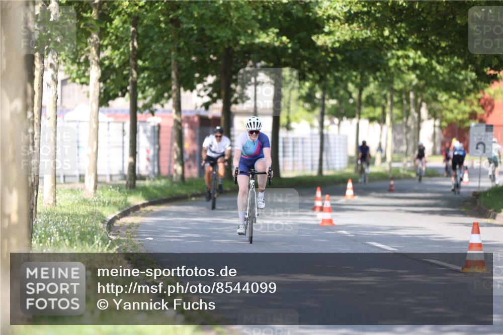 10.08.2025 - GEWOBA Citytriathlon Bremen Yannick Fuchs http://msf.ph/oto/8544099 10.08.2025 10:55:59 Radfahren 69, 93, 99, 119, 207, 466, 480, 485, 497 meine-sportfotos.de