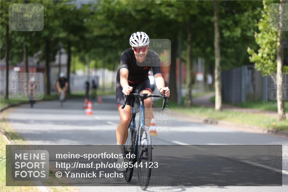 10.08.2025 - GEWOBA Citytriathlon Bremen Yannick Fuchs http://msf.ph/oto/8544123 10.08.2025 12:53:25 Radfahren 570, 631, 734, 759, 872, 902, 933, 966, 1035 meine-sportfotos.de