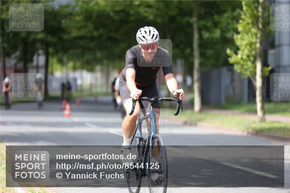 10.08.2025 - GEWOBA Citytriathlon Bremen Yannick Fuchs http://msf.ph/oto/8544125 10.08.2025 12:53:25 Radfahren 570, 631, 734, 759, 872, 902, 933, 966, 1035 meine-sportfotos.de
