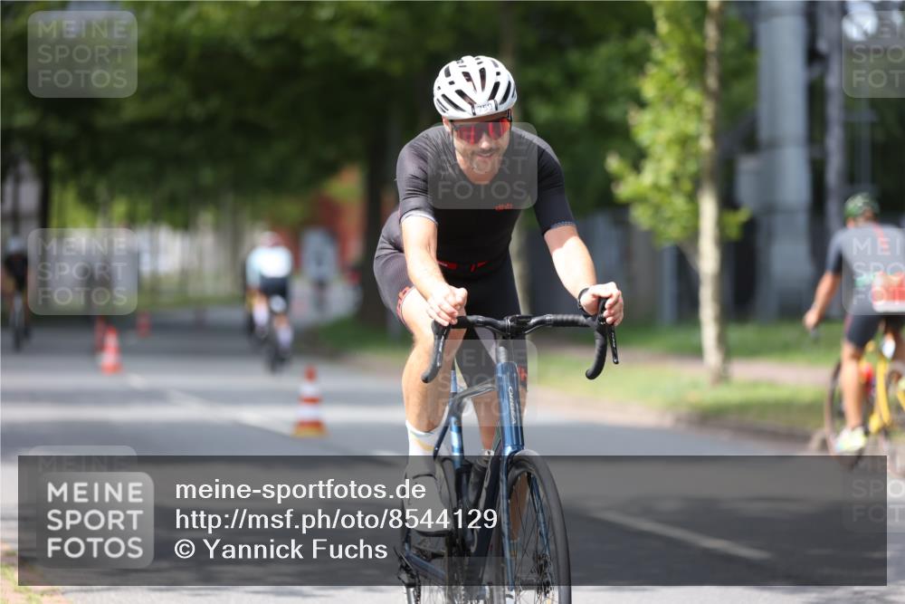 10.08.2025 - GEWOBA Citytriathlon Bremen Yannick Fuchs http://msf.ph/oto/8544129 10.08.2025 12:53:25 Radfahren 570, 631, 734, 759, 872, 902, 933, 966, 1035 meine-sportfotos.de