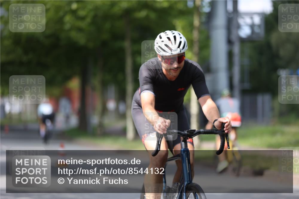 10.08.2025 - GEWOBA Citytriathlon Bremen Yannick Fuchs http://msf.ph/oto/8544132 10.08.2025 12:53:25 Radfahren 570, 631, 734, 759, 872, 902, 933, 966, 1035 meine-sportfotos.de
