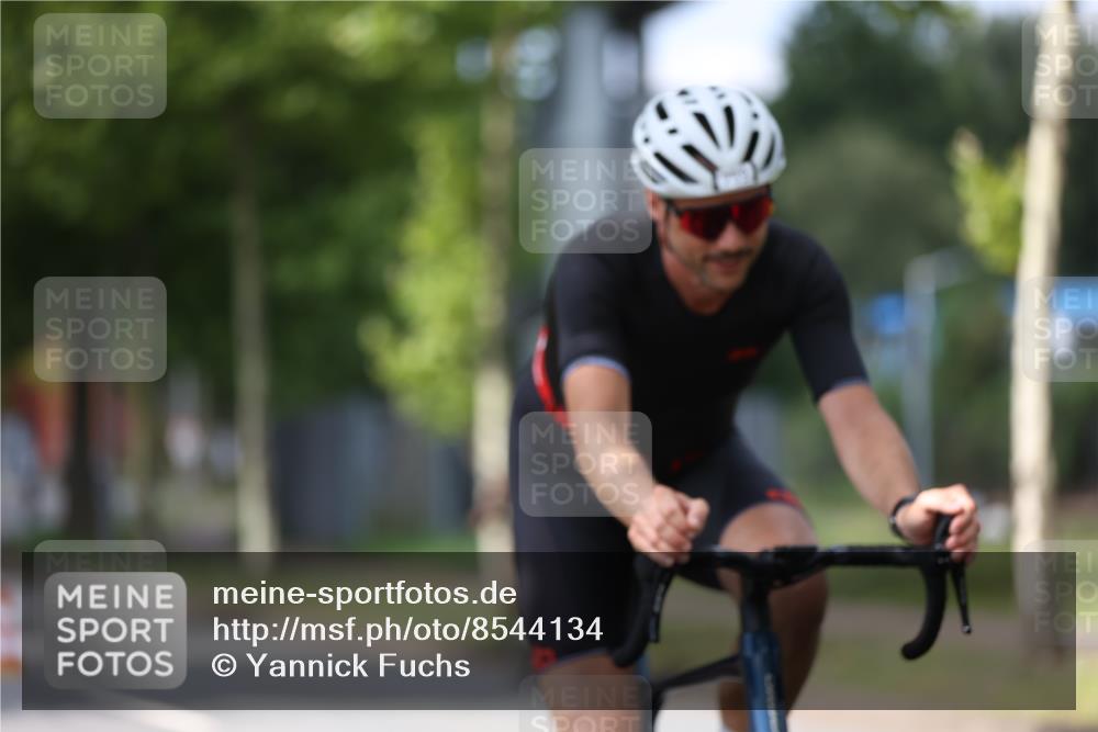 10.08.2025 - GEWOBA Citytriathlon Bremen Yannick Fuchs http://msf.ph/oto/8544134 10.08.2025 12:53:25 Radfahren 570, 631, 734, 759, 872, 902, 933, 966, 1035 meine-sportfotos.de