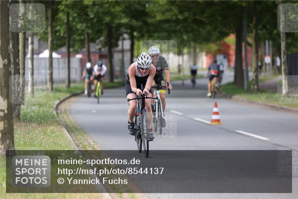 10.08.2025 - GEWOBA Citytriathlon Bremen Yannick Fuchs http://msf.ph/oto/8544137 10.08.2025 12:53:29 Radfahren 570, 631, 734, 759, 872, 902, 933, 966, 1035 meine-sportfotos.de