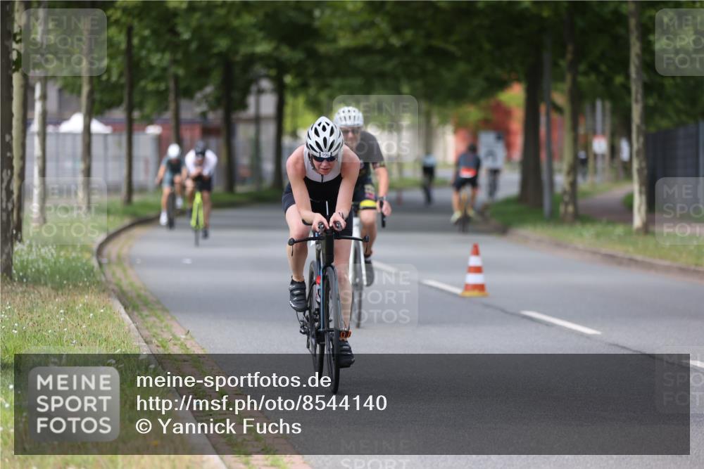 10.08.2025 - GEWOBA Citytriathlon Bremen Yannick Fuchs http://msf.ph/oto/8544140 10.08.2025 12:53:29 Radfahren 570, 631, 734, 759, 872, 902, 933, 966, 1035 meine-sportfotos.de