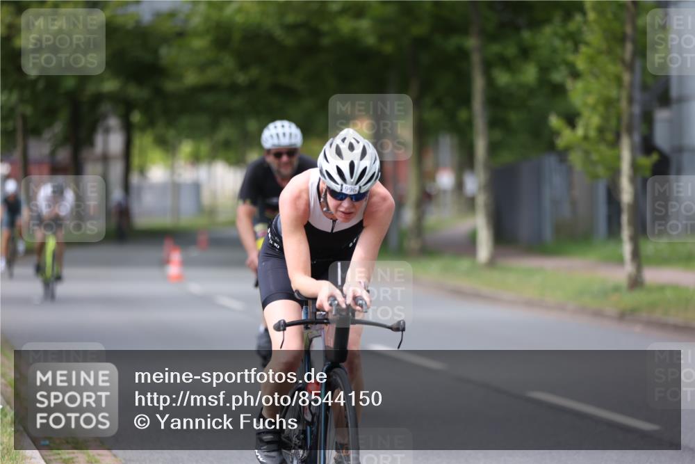 10.08.2025 - GEWOBA Citytriathlon Bremen Yannick Fuchs http://msf.ph/oto/8544150 10.08.2025 12:53:29 Radfahren 570, 631, 734, 759, 872, 902, 933, 966, 1035 meine-sportfotos.de