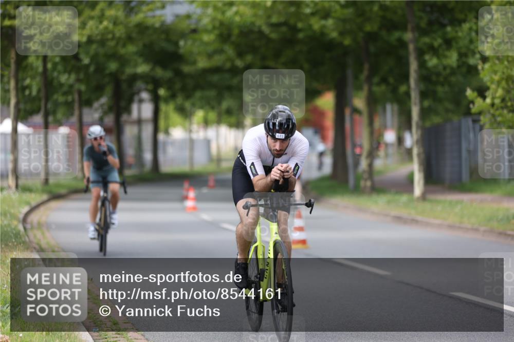 10.08.2025 - GEWOBA Citytriathlon Bremen Yannick Fuchs http://msf.ph/oto/8544161 10.08.2025 12:53:32 Radfahren 570, 631, 759, 872, 902, 933, 966, 1035 meine-sportfotos.de