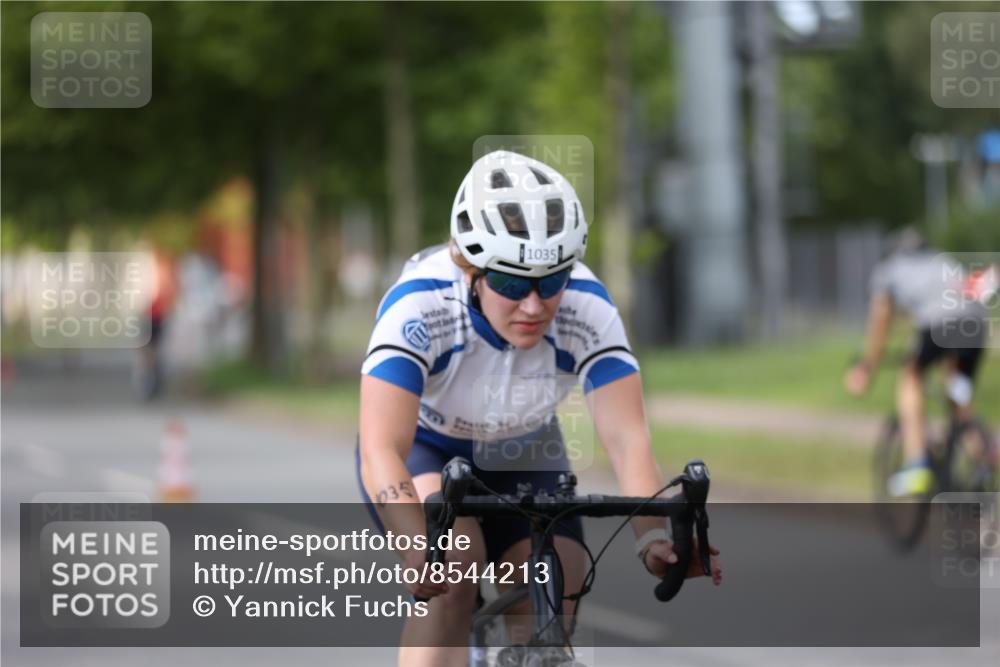 10.08.2025 - GEWOBA Citytriathlon Bremen Yannick Fuchs http://msf.ph/oto/8544213 10.08.2025 12:53:37 Radfahren 631, 739, 759, 902, 933, 966, 1035 meine-sportfotos.de