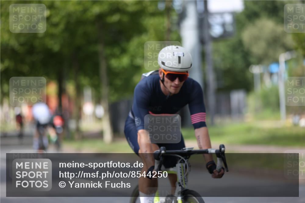 10.08.2025 - GEWOBA Citytriathlon Bremen Yannick Fuchs http://msf.ph/oto/8544250 10.08.2025 12:54:03 Radfahren 742, 750, 797, 1006, 1032, 1039 meine-sportfotos.de