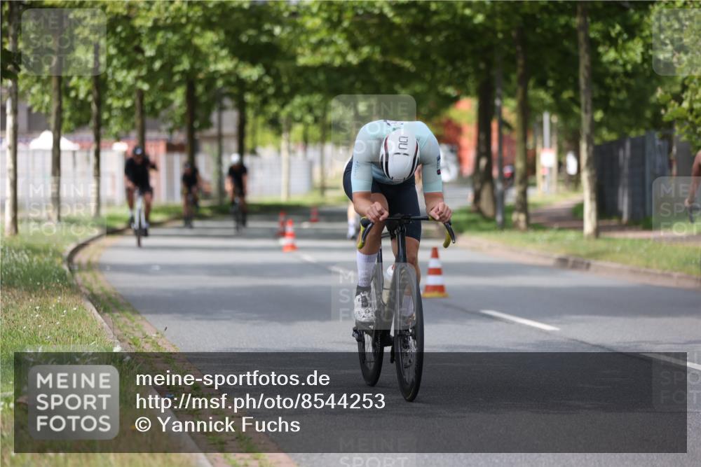 10.08.2025 - GEWOBA Citytriathlon Bremen Yannick Fuchs http://msf.ph/oto/8544253 10.08.2025 12:54:05 Radfahren 742, 750, 797, 1006, 1032, 1039 meine-sportfotos.de