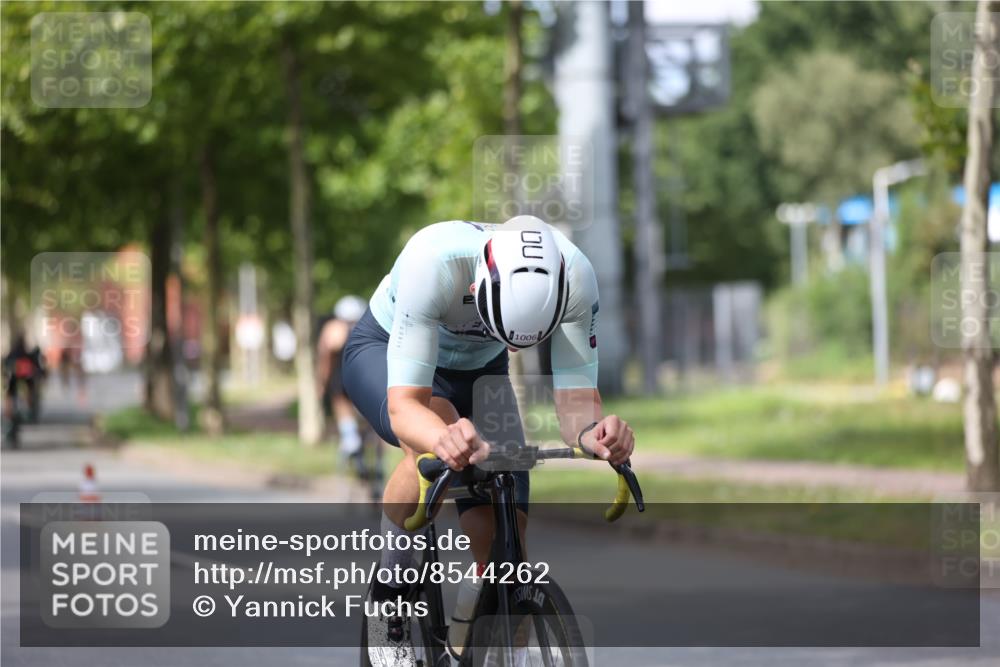 10.08.2025 - GEWOBA Citytriathlon Bremen Yannick Fuchs http://msf.ph/oto/8544262 10.08.2025 12:54:05 Radfahren 742, 750, 797, 1006, 1032, 1039 meine-sportfotos.de