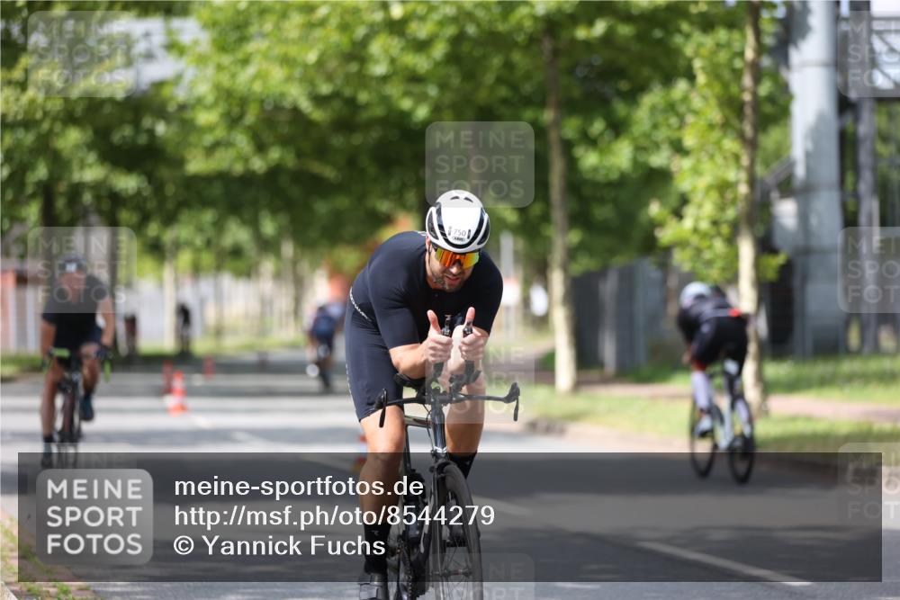 10.08.2025 - GEWOBA Citytriathlon Bremen Yannick Fuchs http://msf.ph/oto/8544279 10.08.2025 12:54:10 Radfahren 618, 707, 740, 742, 750, 797, 1006, 1032, 1039 meine-sportfotos.de