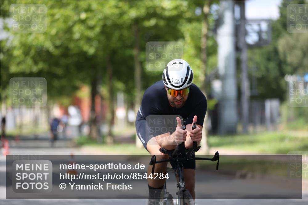 10.08.2025 - GEWOBA Citytriathlon Bremen Yannick Fuchs http://msf.ph/oto/8544284 10.08.2025 12:54:10 Radfahren 618, 707, 740, 742, 750, 797, 1006, 1032, 1039 meine-sportfotos.de