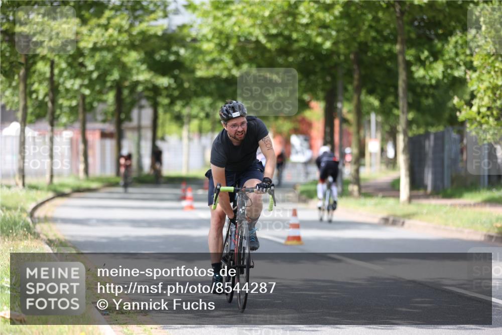 10.08.2025 - GEWOBA Citytriathlon Bremen Yannick Fuchs http://msf.ph/oto/8544287 10.08.2025 12:54:11 Radfahren 618, 707, 740, 742, 750, 797, 1006, 1032, 1039 meine-sportfotos.de