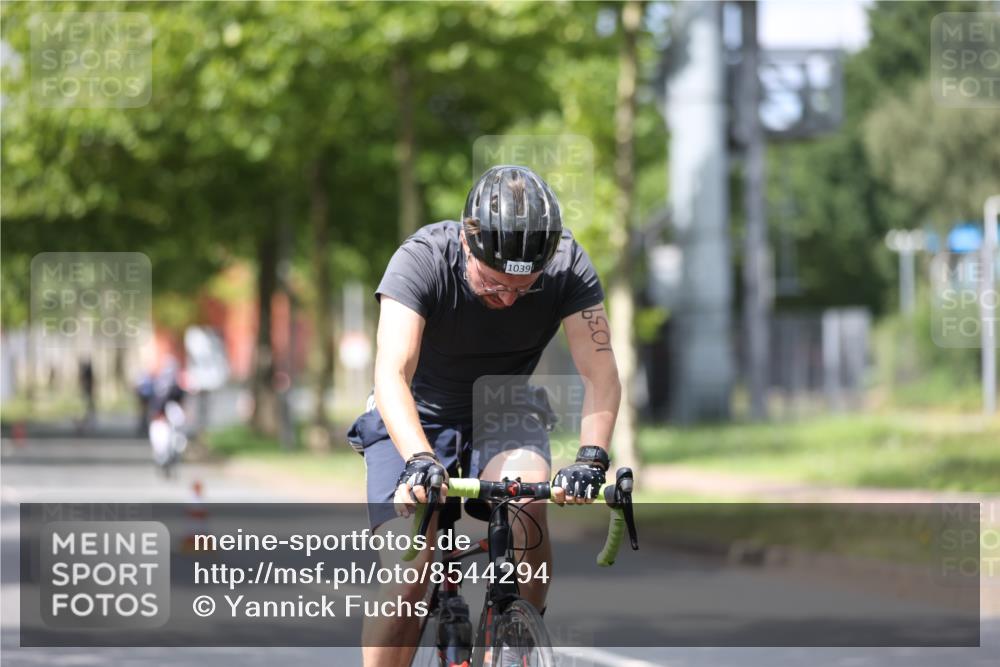 10.08.2025 - GEWOBA Citytriathlon Bremen Yannick Fuchs http://msf.ph/oto/8544294 10.08.2025 12:54:12 Radfahren 618, 707, 740, 742, 750, 797, 1006, 1032, 1039 meine-sportfotos.de