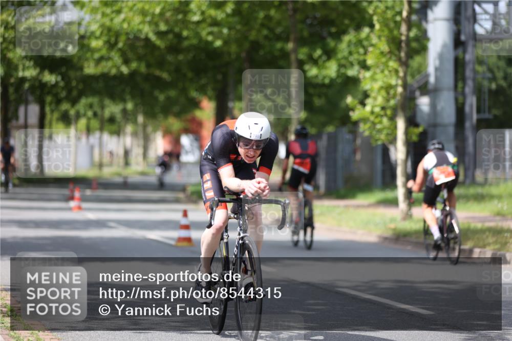 10.08.2025 - GEWOBA Citytriathlon Bremen Yannick Fuchs http://msf.ph/oto/8544315 10.08.2025 12:54:16 Radfahren 618, 707, 740, 742, 750, 797, 1006, 1032, 1039 meine-sportfotos.de