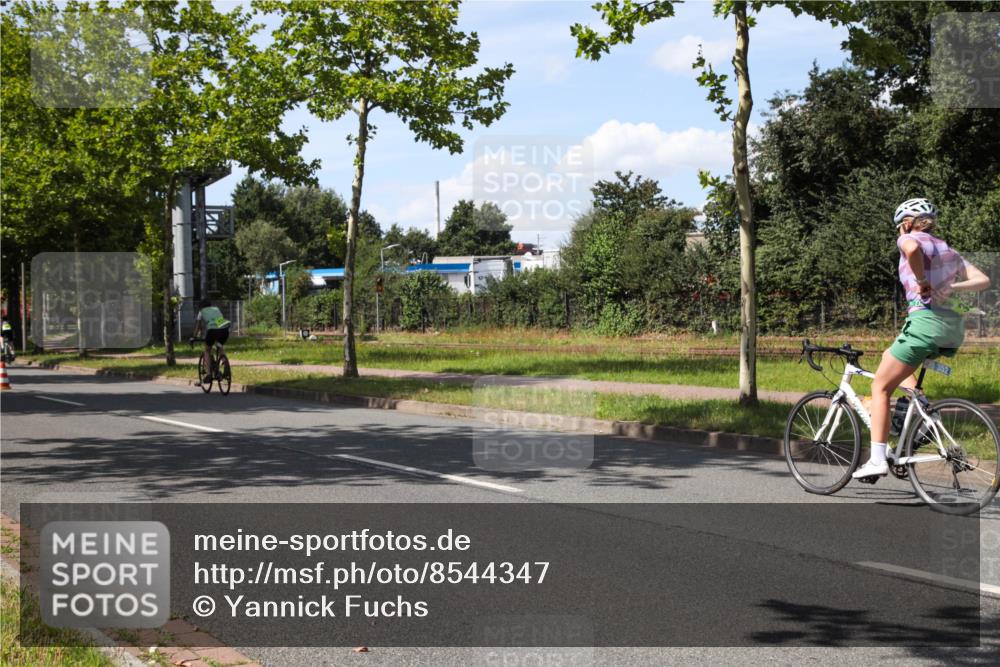 10.08.2025 - GEWOBA Citytriathlon Bremen Yannick Fuchs http://msf.ph/oto/8544347 10.08.2025 14:49:15 Radfahren 318, 351, 373, 401, 403 meine-sportfotos.de