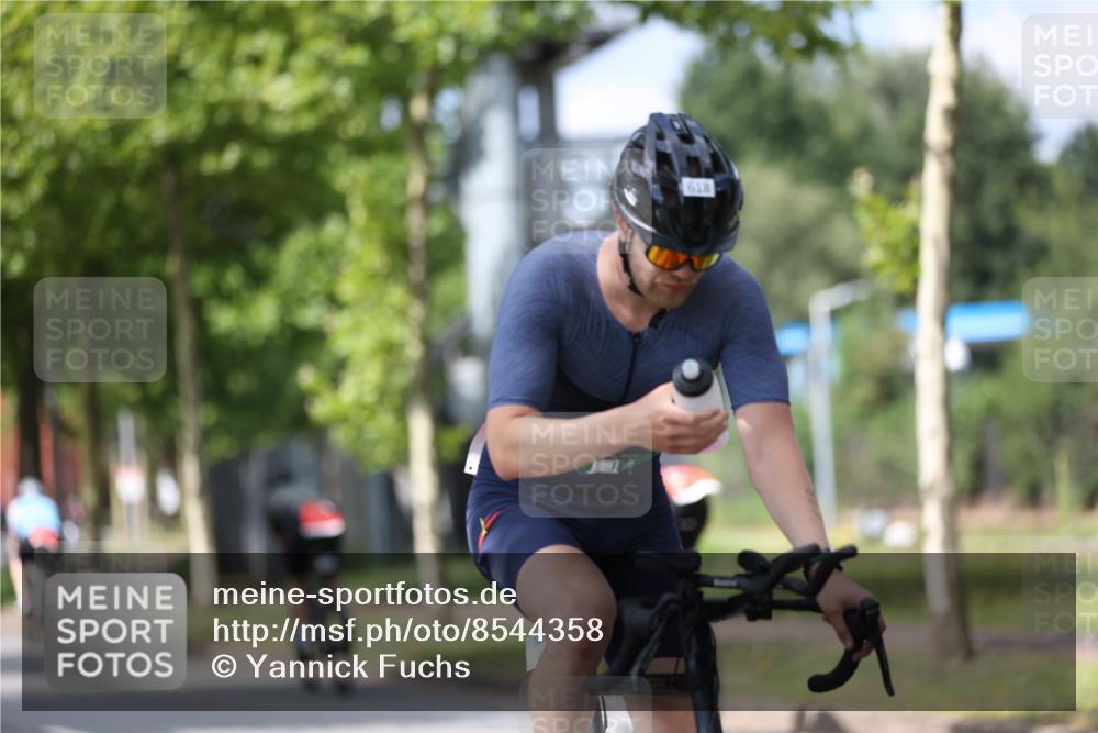 10.08.2025 - GEWOBA Citytriathlon Bremen Yannick Fuchs http://msf.ph/oto/8544358 10.08.2025 12:54:22 Radfahren 580, 582, 618, 707, 740, 750, 789, 826, 1006 meine-sportfotos.de