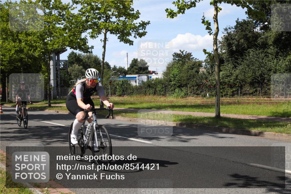 10.08.2025 - GEWOBA Citytriathlon Bremen Yannick Fuchs http://msf.ph/oto/8544421 10.08.2025 14:50:09 Radfahren 120, 293, 322, 352, 356, 400, 410 meine-sportfotos.de