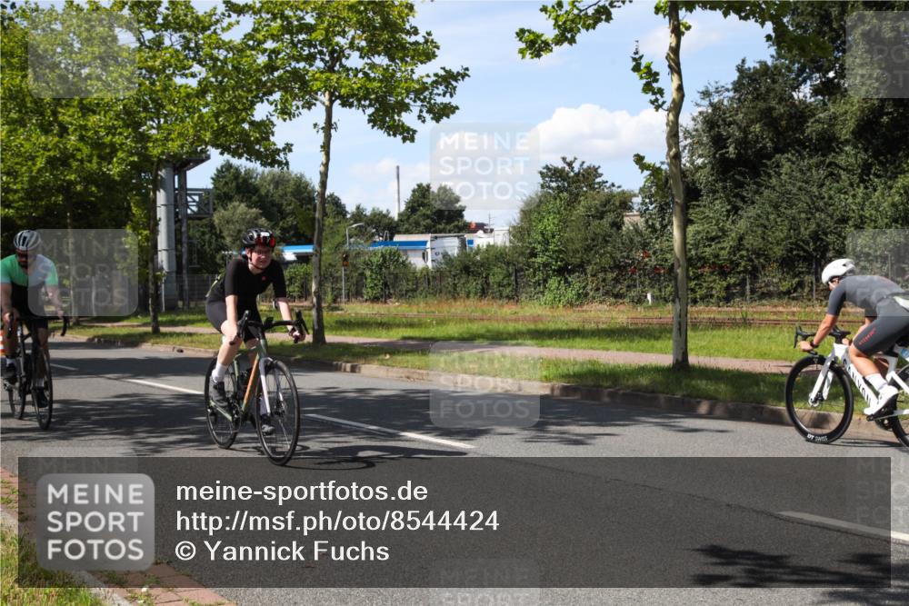 10.08.2025 - GEWOBA Citytriathlon Bremen Yannick Fuchs http://msf.ph/oto/8544424 10.08.2025 14:50:10 Radfahren 120, 293, 322, 352, 356, 400, 410 meine-sportfotos.de