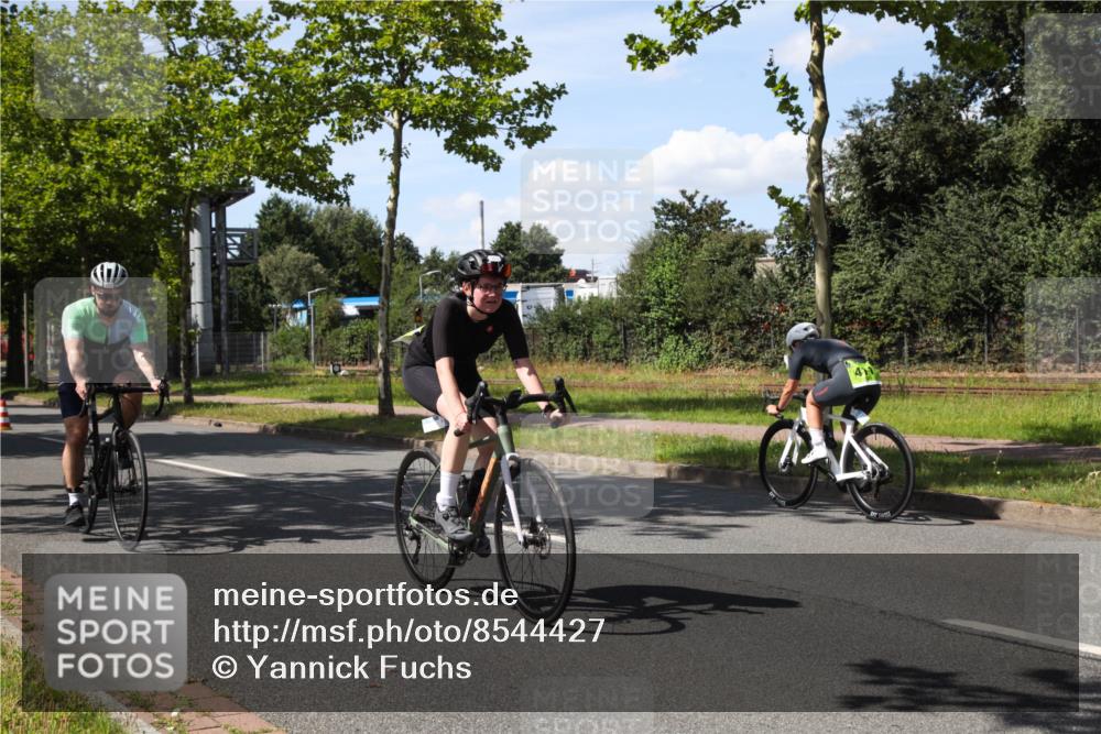 10.08.2025 - GEWOBA Citytriathlon Bremen Yannick Fuchs http://msf.ph/oto/8544427 10.08.2025 14:50:10 Radfahren 120, 293, 322, 352, 356, 400, 410 meine-sportfotos.de