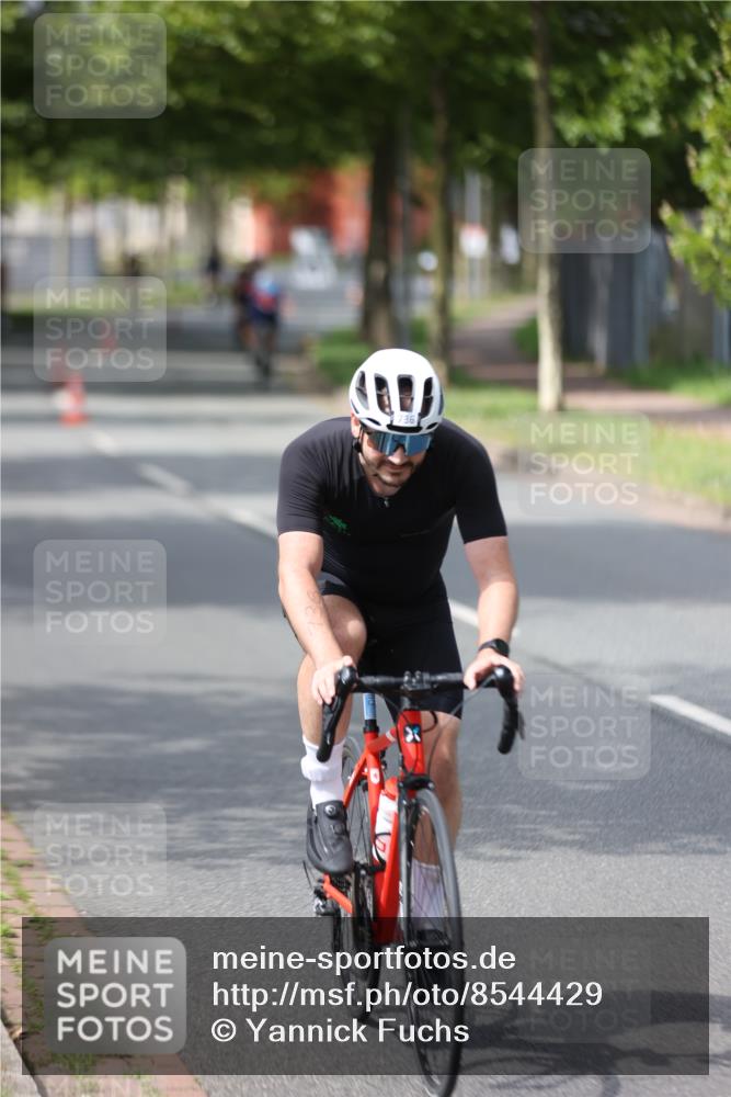 10.08.2025 - GEWOBA Citytriathlon Bremen Yannick Fuchs http://msf.ph/oto/8544429 10.08.2025 12:54:49 Radfahren 563, 591, 632, 634, 728, 736, 781, 783, 790, 1029 meine-sportfotos.de